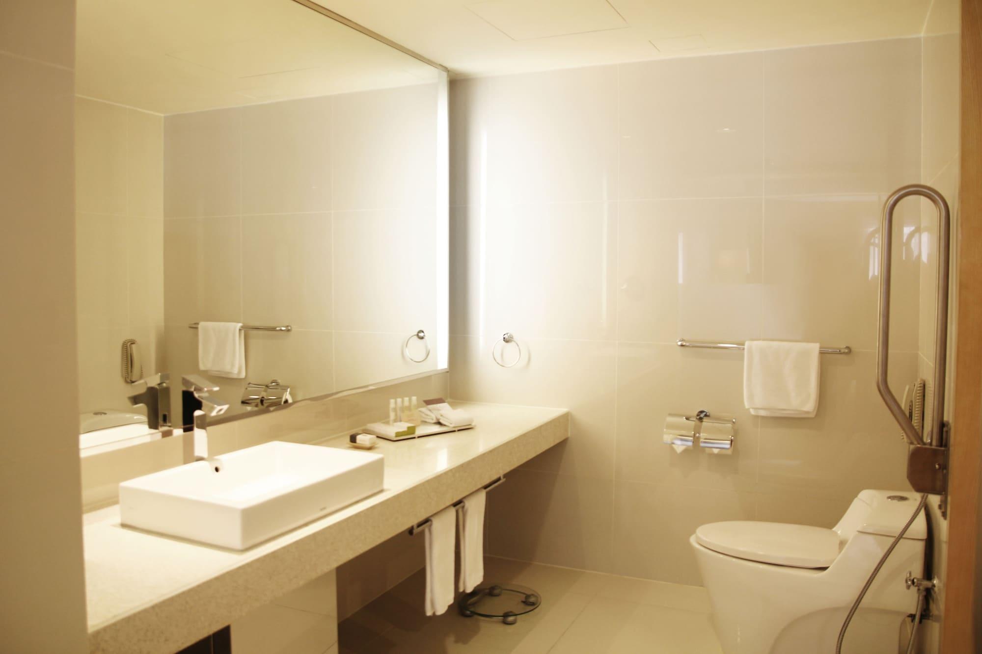 Doubletree By Hilton Kuala Lumpur Hotel Kültér fotó Bathroom