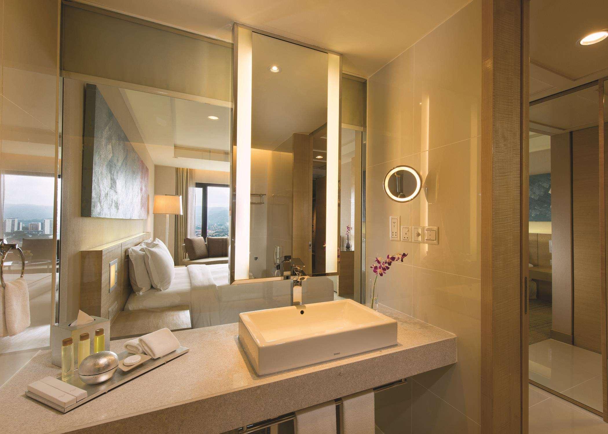Doubletree By Hilton Kuala Lumpur Hotel Kültér fotó Bathroom