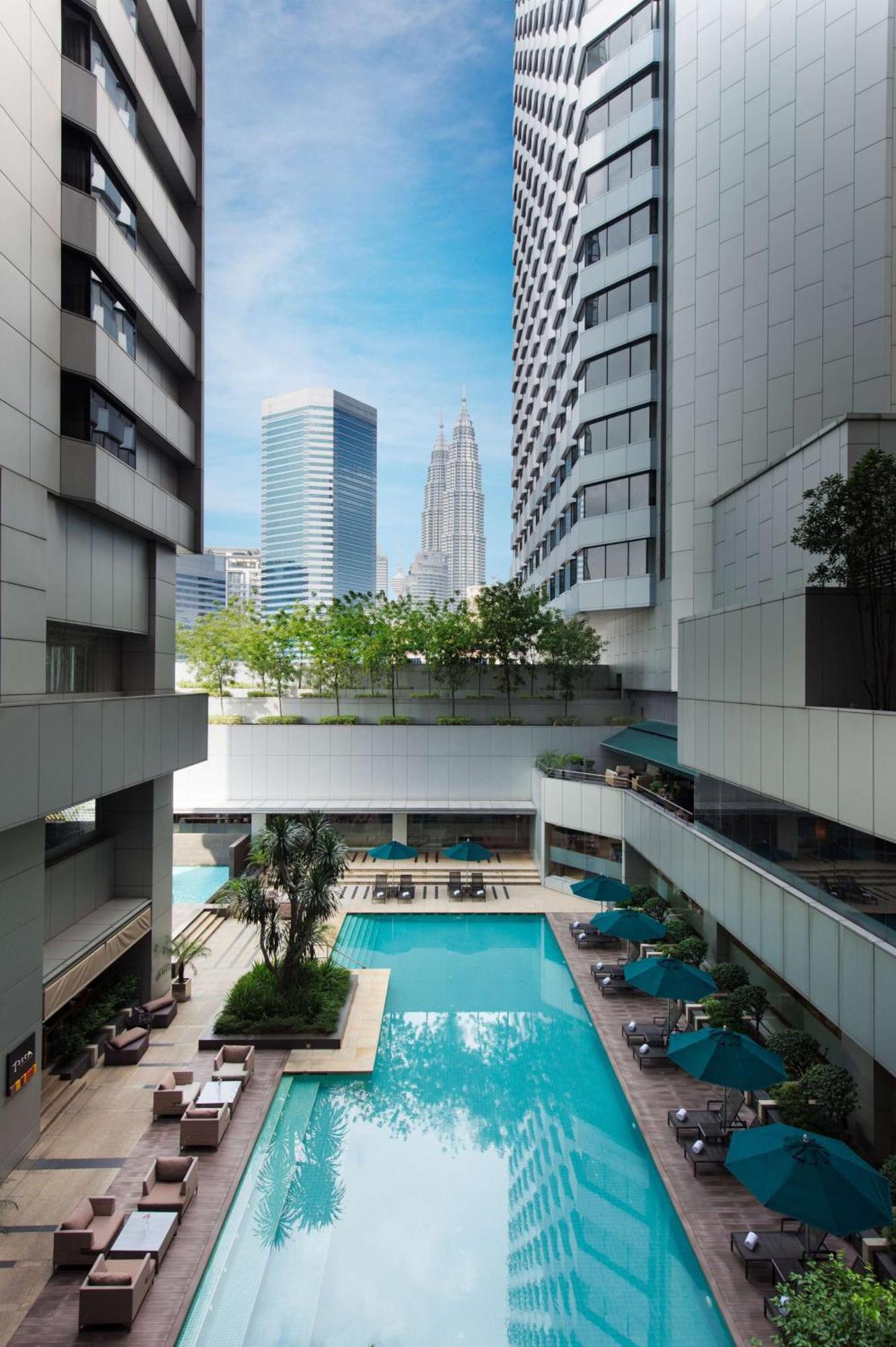 Doubletree By Hilton Kuala Lumpur Hotel Kültér fotó The swimming pool at the hotel