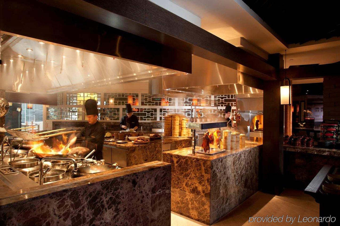 Doubletree By Hilton Kuala Lumpur Hotel Étterem fotó The kitchen at the restaurant