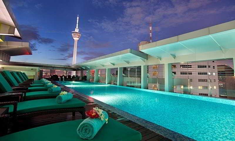 Doubletree By Hilton Kuala Lumpur Hotel Kültér fotó The swimming pool at the hotel