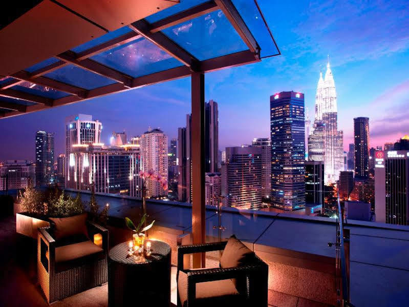 Doubletree By Hilton Kuala Lumpur Hotel Kültér fotó View from the rooftop bar