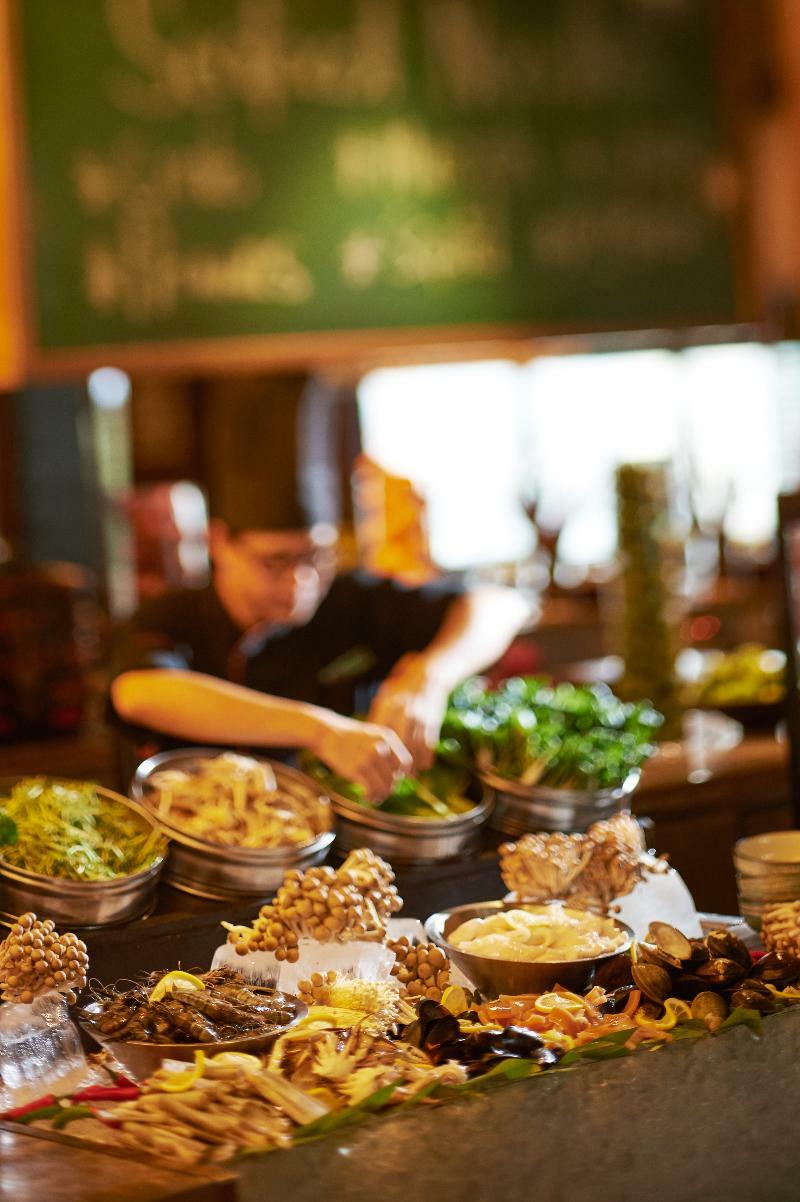 Doubletree By Hilton Kuala Lumpur Hotel Kültér fotó A salad bar